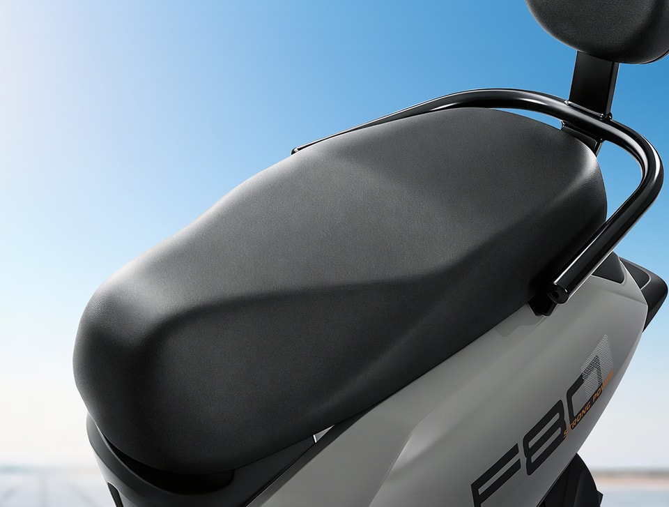 Electric motorcycle ergonomic handlebar